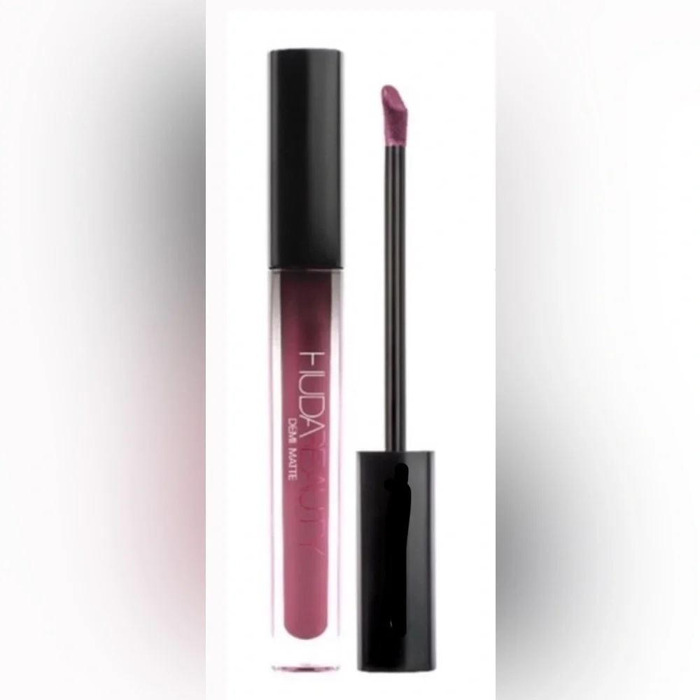🆕 HUDA BEAUTY Liquid Matte Transfer-proof Lipstick in Catwalk Killa NIB